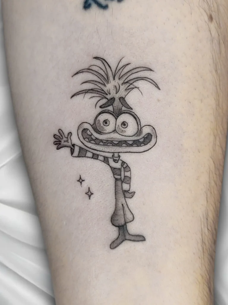 Tatuaje del personaje ansiedad en lineas finas realizado en un antebrazo