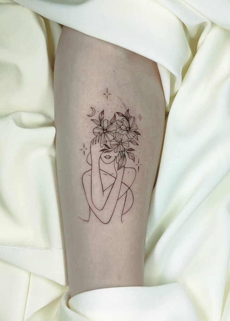 Tatuaje fineline botánico delicado en Málaga realizado por Raquel Tattoo