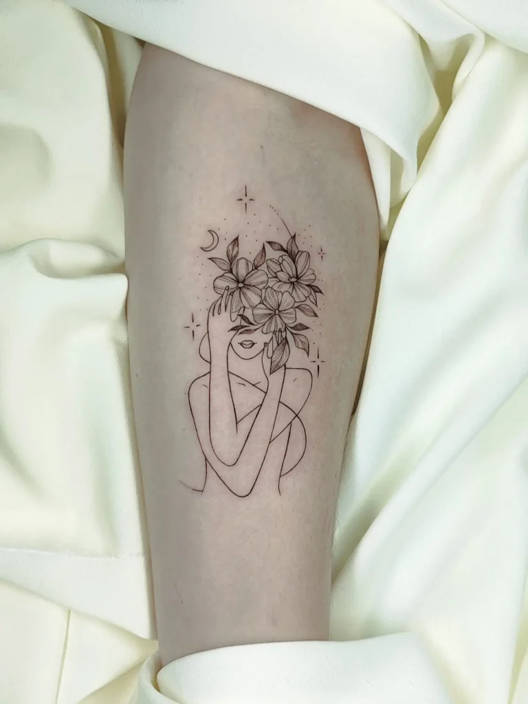 tatuaje fineline botánico mujer con flores en brazo