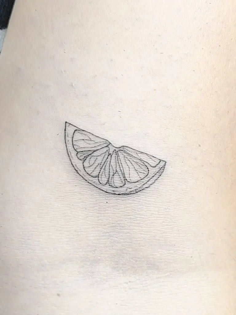 tatuaje rodaja de naranja fineline minimalista