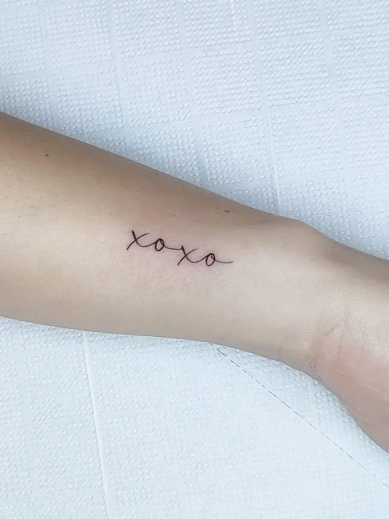 tatuaje palabra pequeña fineline en antebrazo