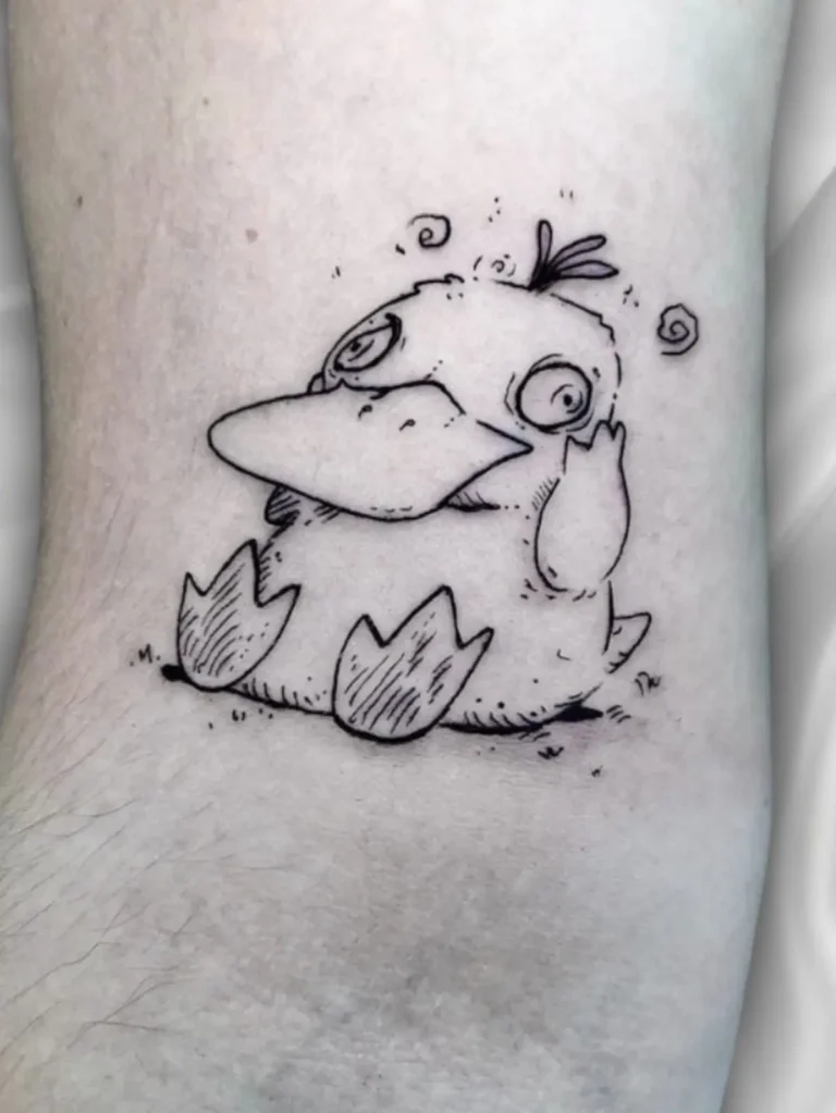 Tatuaje de un Psyduck en brazo