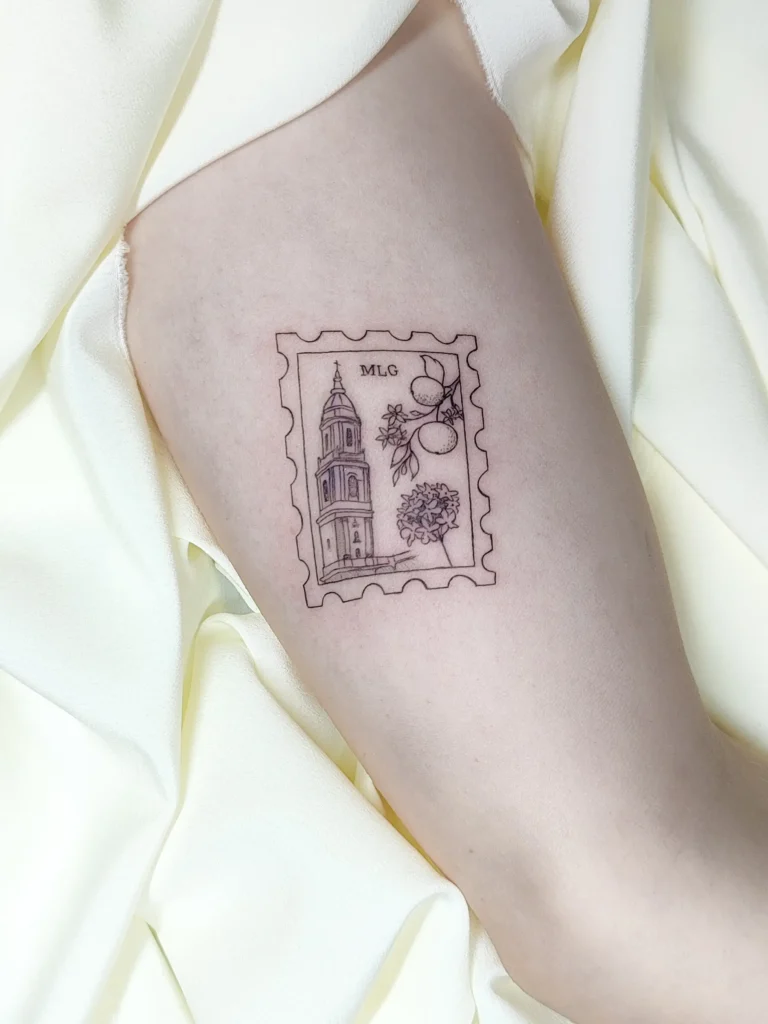 tatuaje sello estilo vintage fineline en brazo