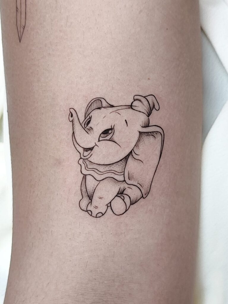 Tatuaje de Dumbo hecho con lineas finas y sombreado suave.