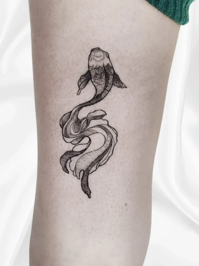 tatuaje carpa fineline minimalista en brazo