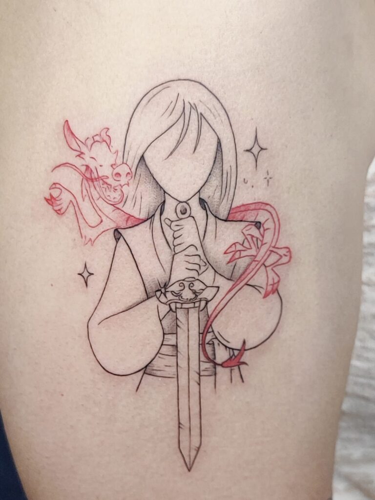 Tatuaje dilueta Mulan y Mushu en linea fina en un brazo