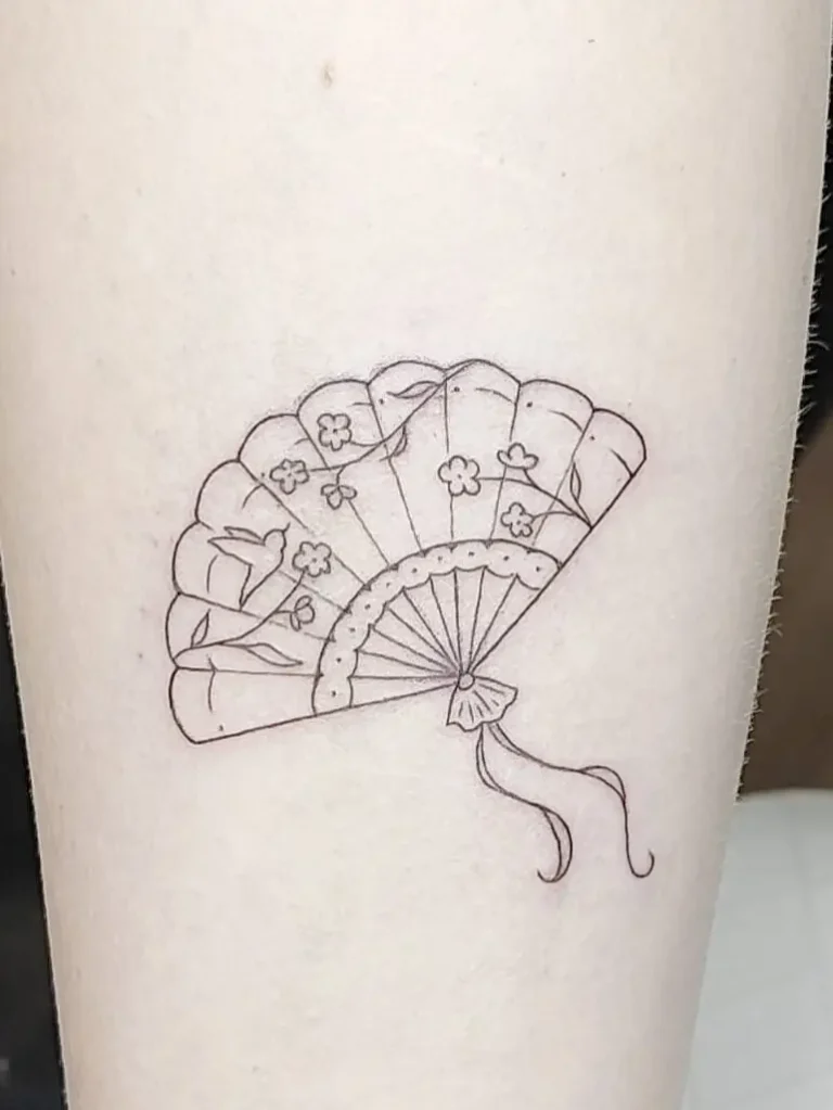 tatuaje abanico línea fina minimalista en brazo