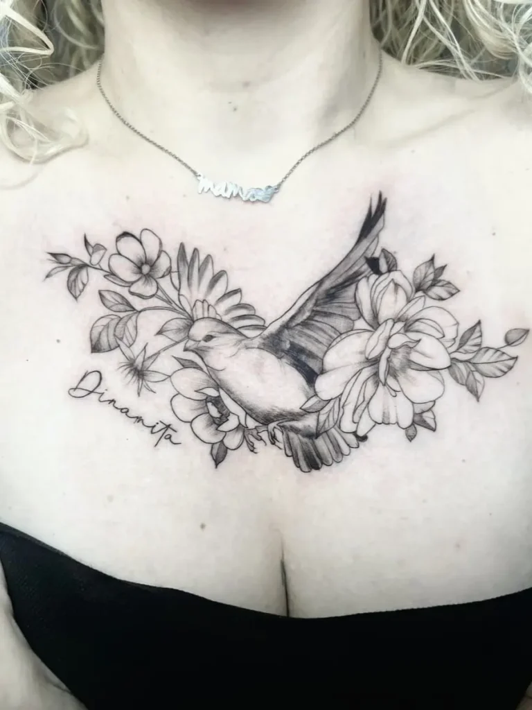 tatuaje botánico fineline floral en pecho