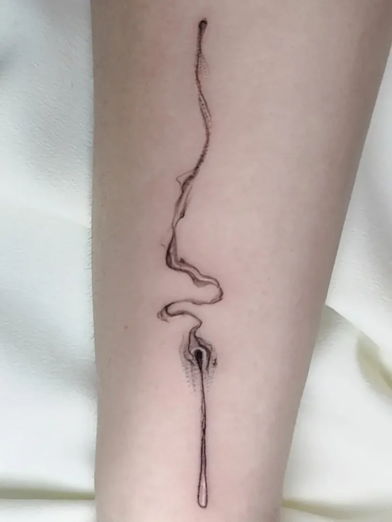 tatuaje cerilla minimalista línea fina en brazo