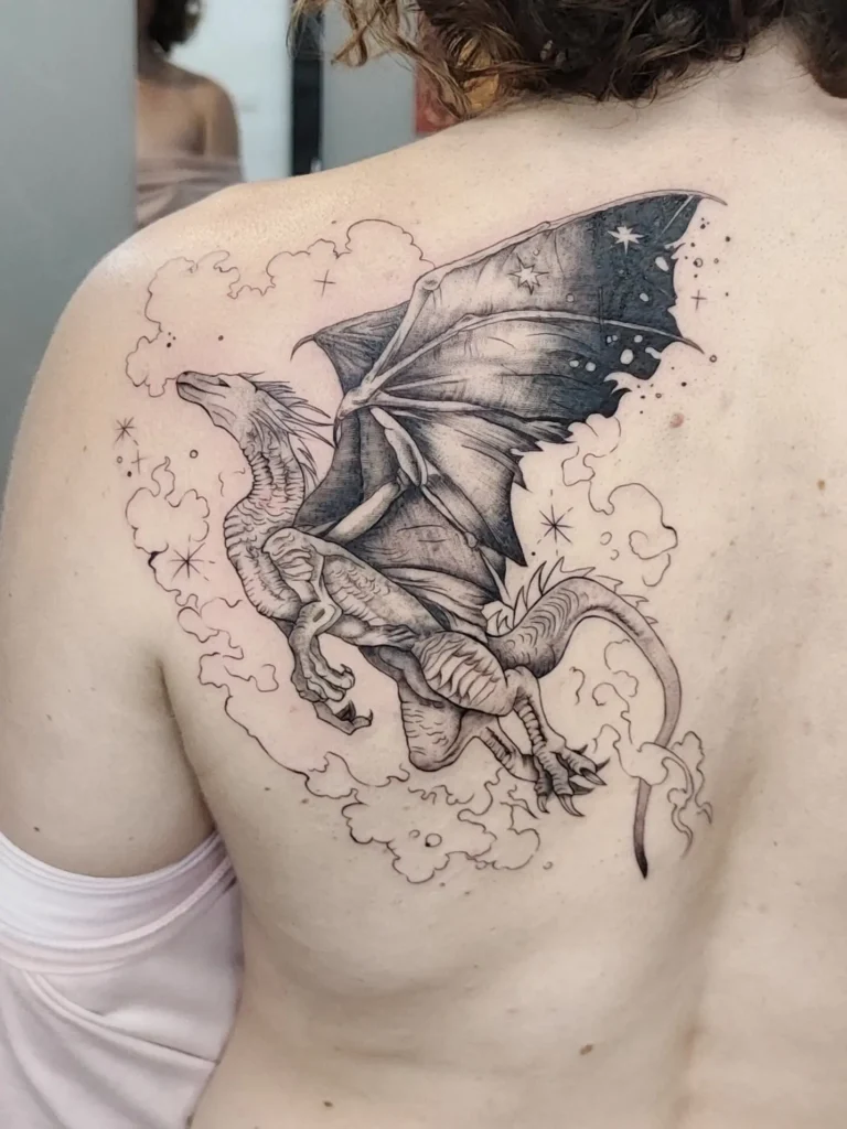 tatuaje dragón fineline detallado en espalda