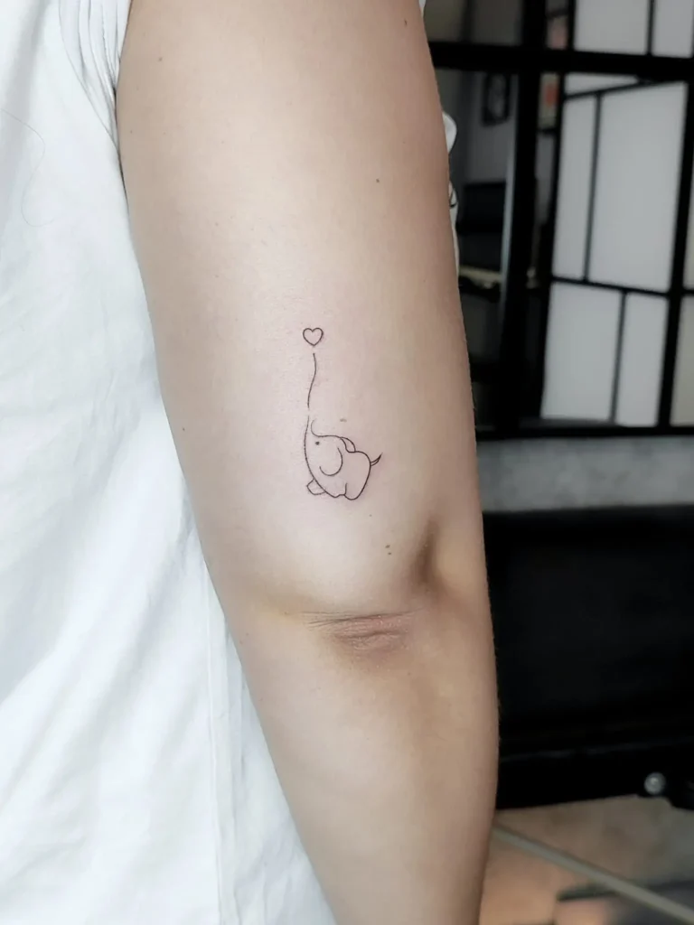 tatuaje pequeño elefante fineline minimalista en brazo