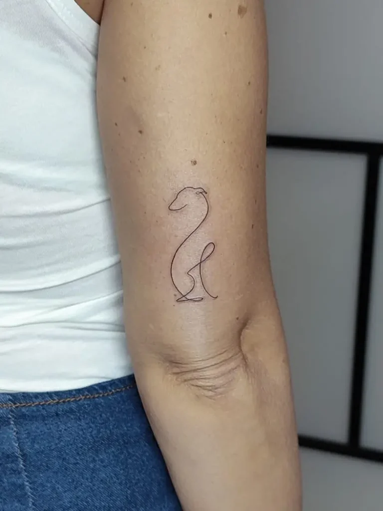 Tatuaje lineal de la silueta de un galgo