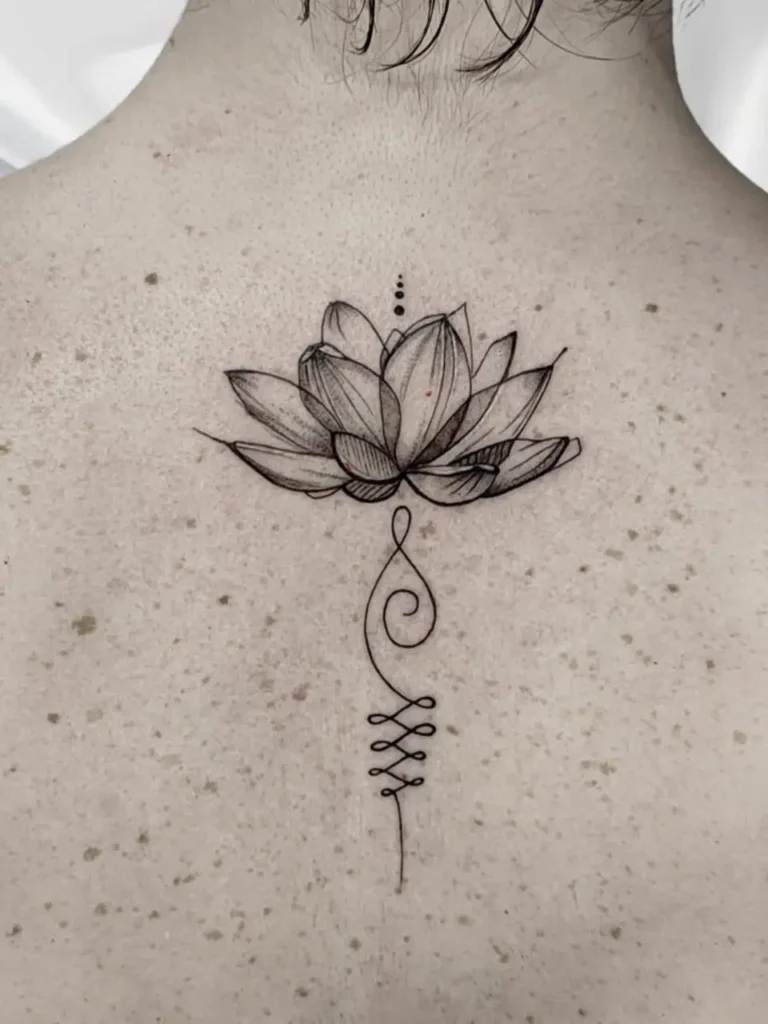 tatuaje flor de loto fineline en espalda