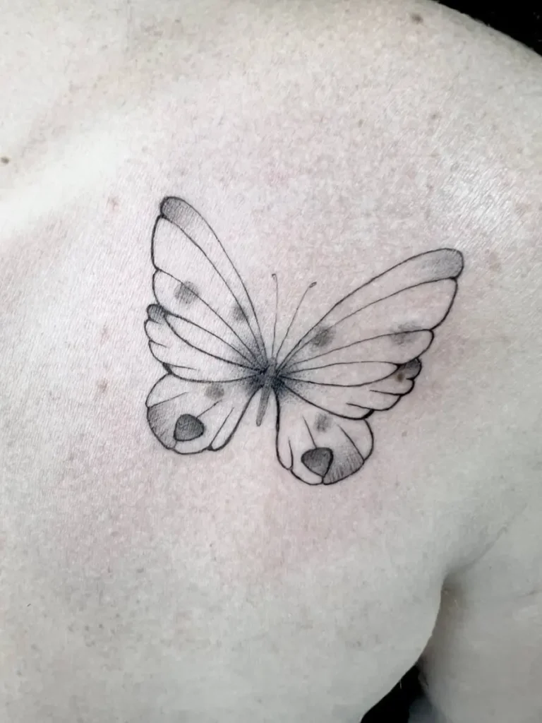 tatuaje mariposa fineline en hombro