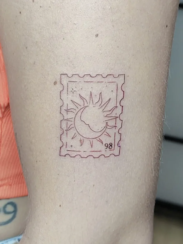 Tatuaje minimalista de sello con luna y sol en un brazo