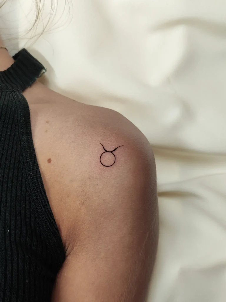 Tatuaje simbólico de signo zodiacal en el hombro