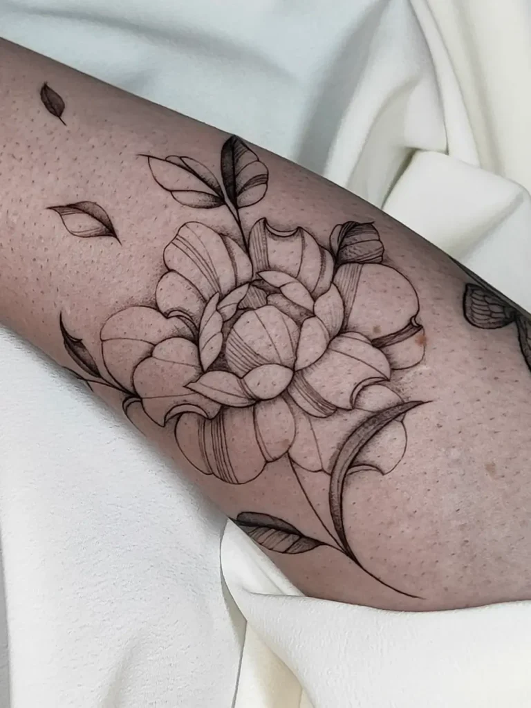 Tatuaje floral en línea fina hecho por Raquel Tattoo Málaga