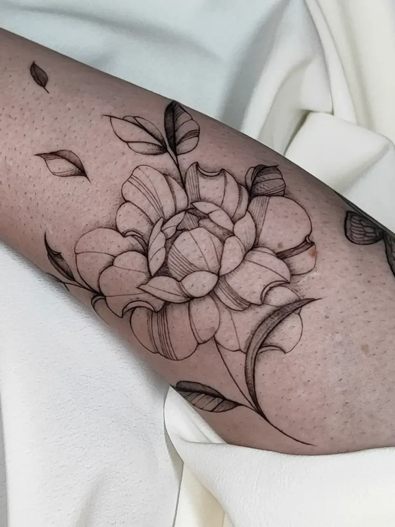 Tatuaje floral en línea fina hecho por Raquel Tattoo Málaga
