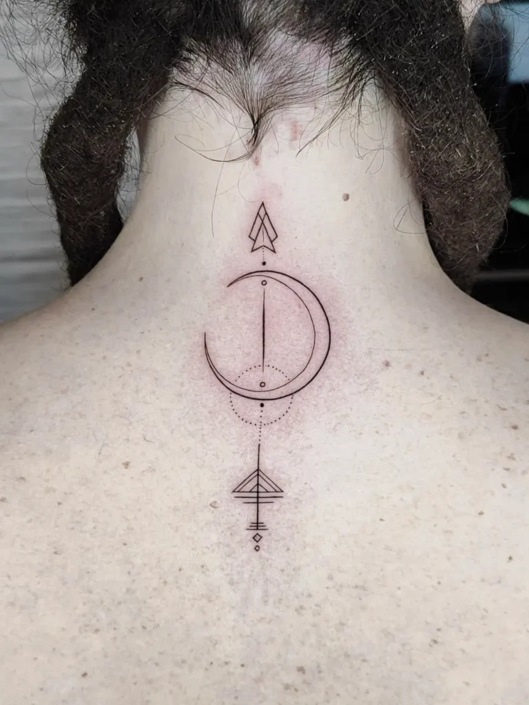 Tatuaje lineal de un arco de Artemisa, hecho por Raquel Tattoo Málaga en la nuca