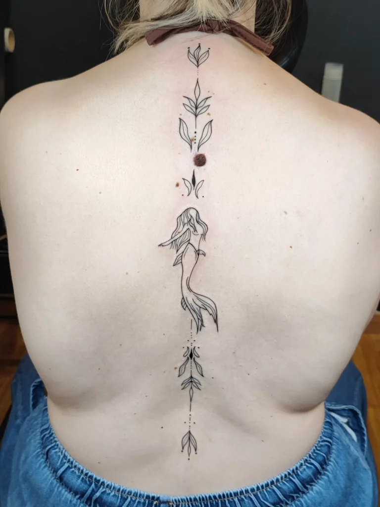 Tatuaje sirena en la columna en línea fina