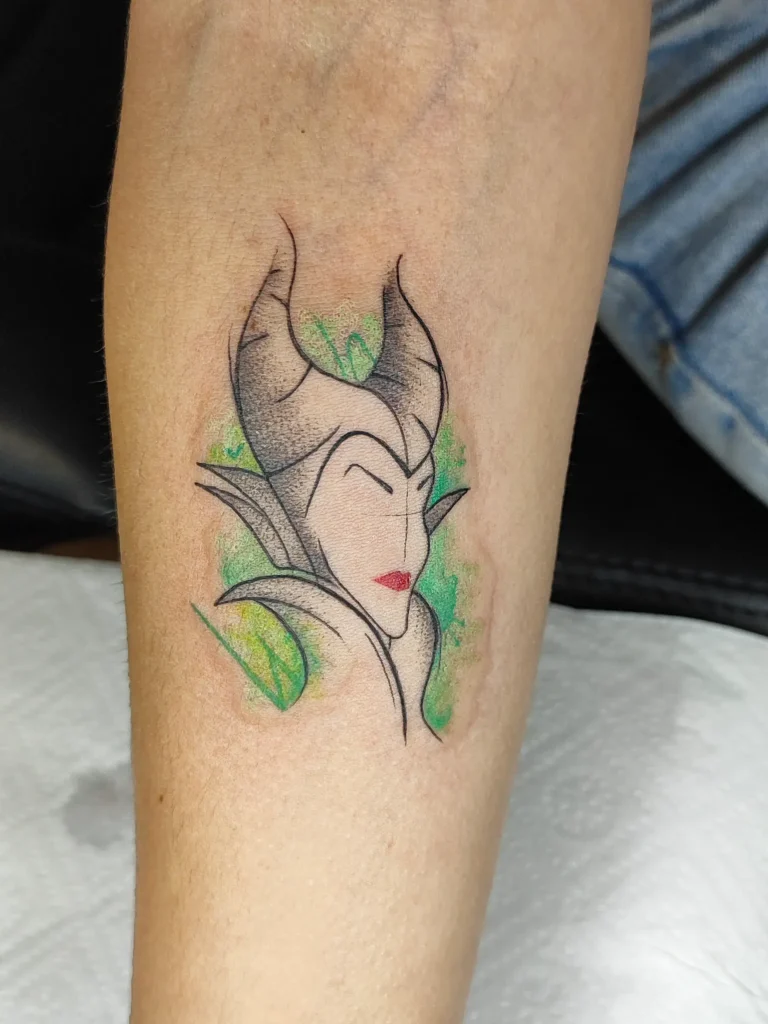 Malefica en acuarela verde en antebrazo