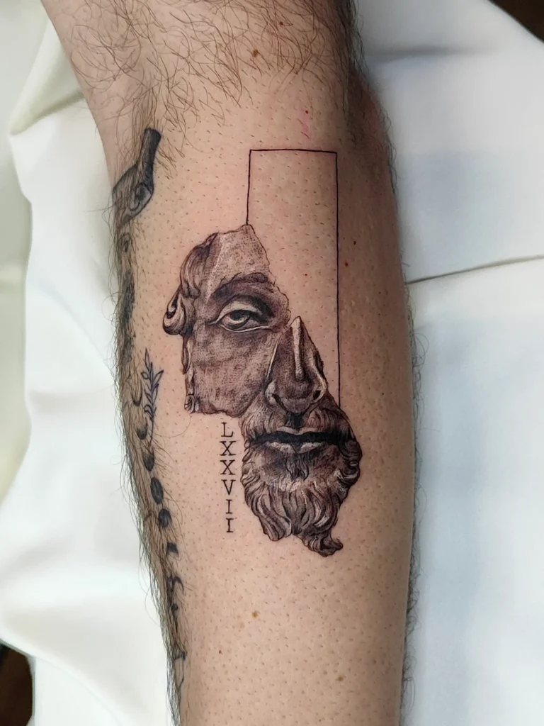 Tatuaje microrrealista en antebrazo en blanco y negro